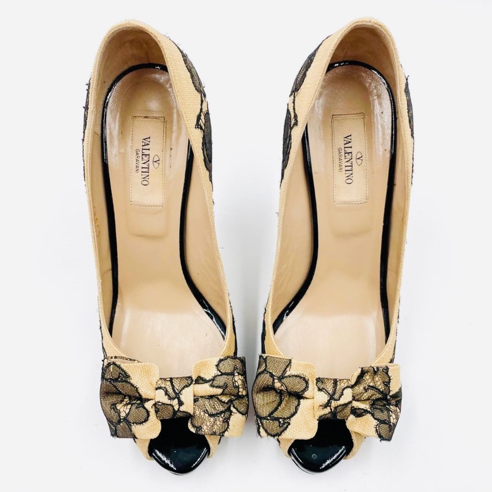 VALENTINO STUNNING CREAM & BLACK LACE & FABRIC HIGH HEEL PUMPS. PEEP TOE